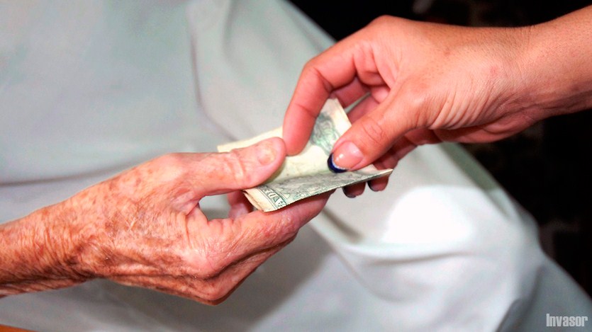 Manos de anciana, billete