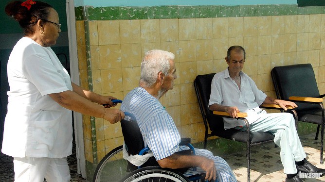 Ancianos, silla de rueda