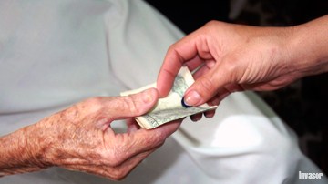 Manos de anciana, billete