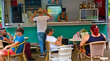 Establecimiento de gastronomía en majagua, personas