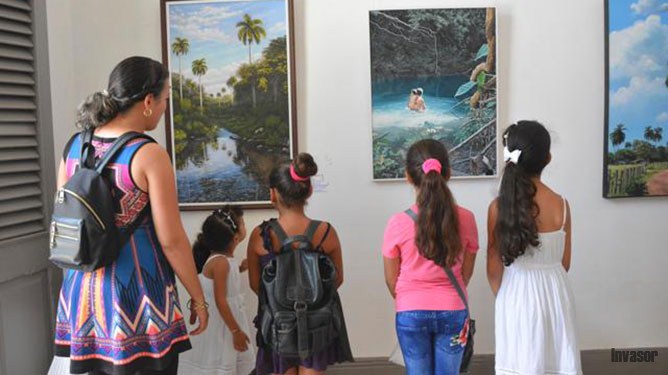 Público en la galería