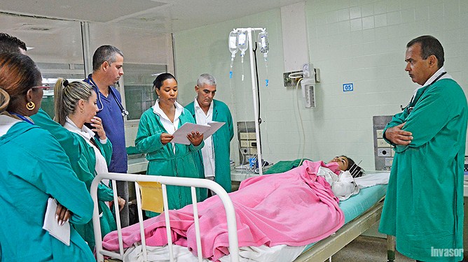 Cama, doctores, paciente