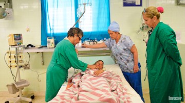 Cama, paciente, doctores