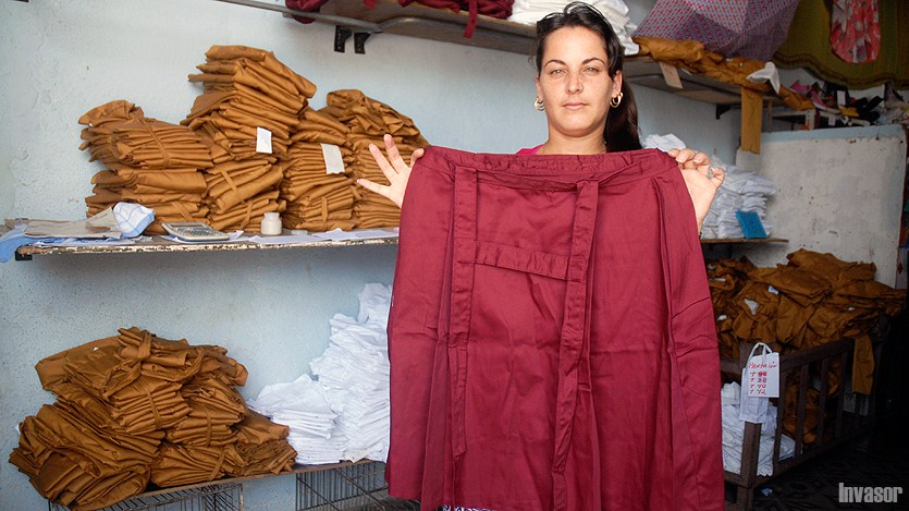 Mujer, uniformes escolares