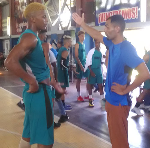 Entrenador y equipo de baloncesto