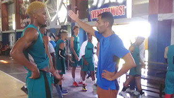 Entrenador y equipo de baloncesto