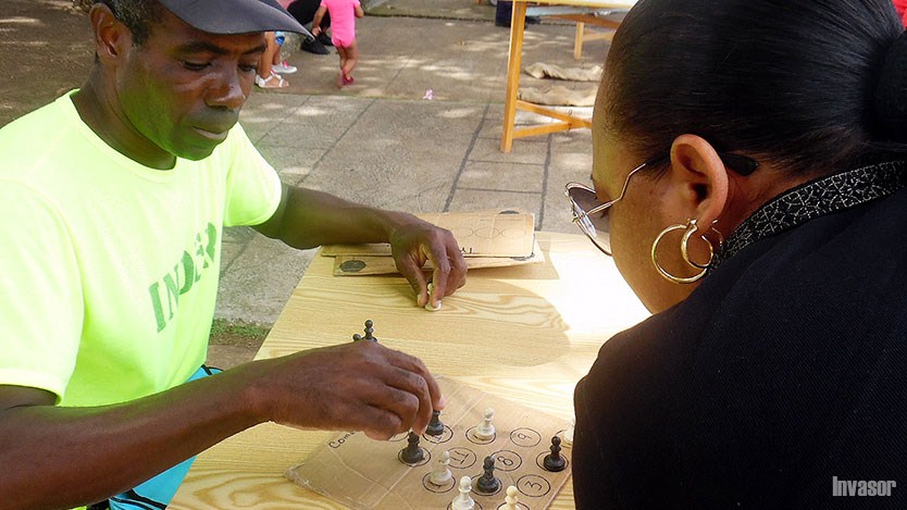 Hombre y mujer jugando