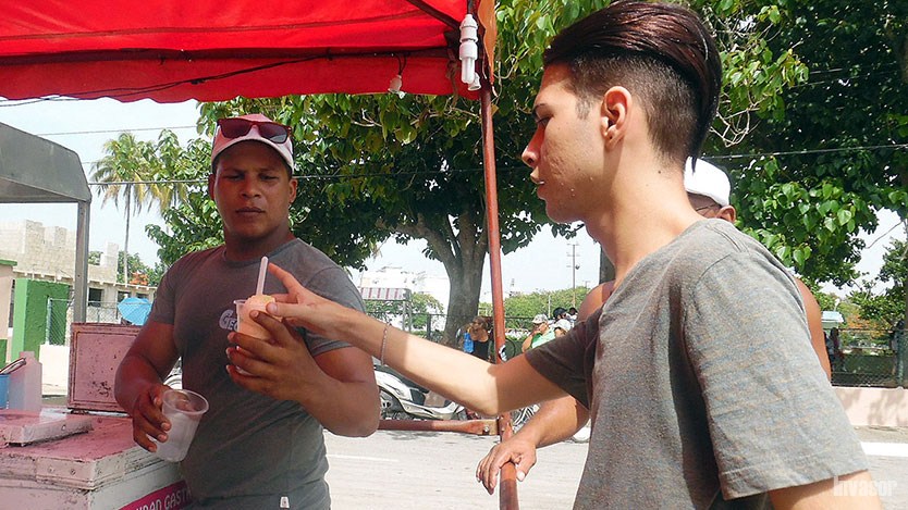 Joven con helado