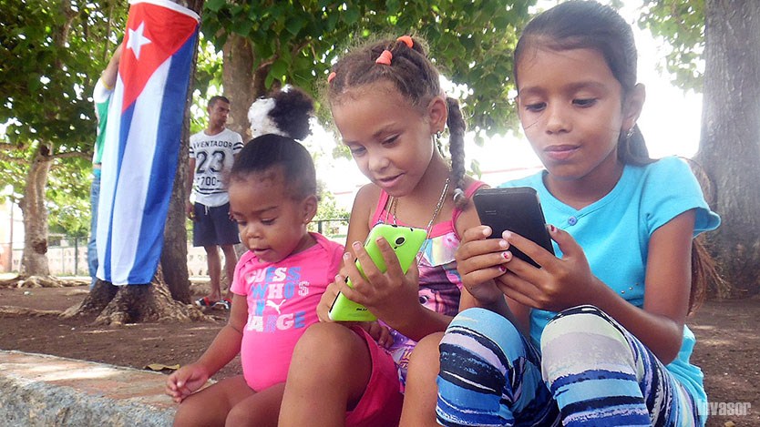Niñas con celular
