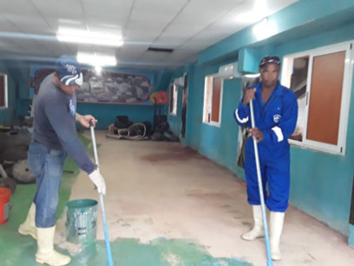 Hombres pintando
