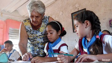 Anciana, maestra, niños