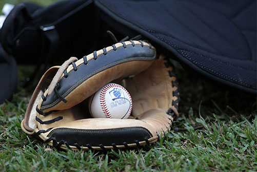 Guante y pelota de béisbol