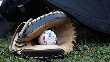 Guante y pelota de béisbol