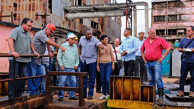 Personas en el Central Ciro Redondo