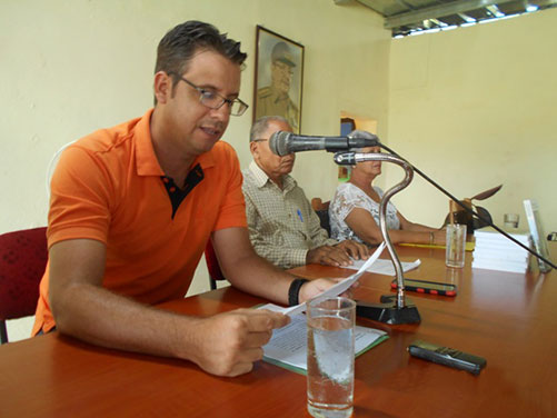 Ramírez Cedeño, leyendo