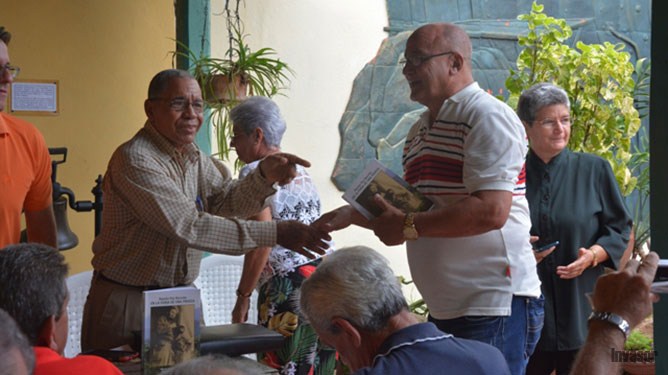 Virginio Menéndez recibe libro