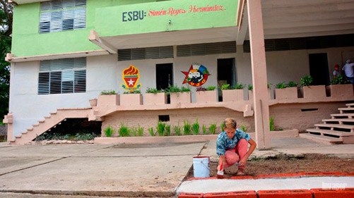 Estudiante pintando en la escuela 