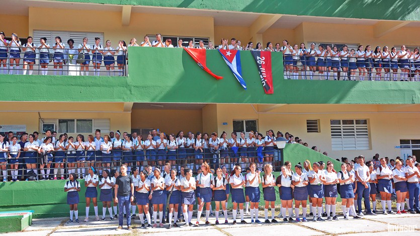 Multitud, uniformes azules