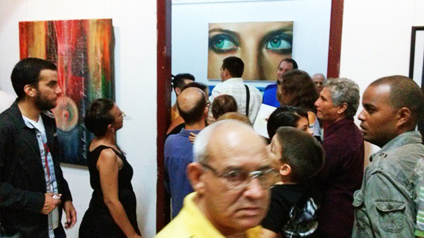 Salón, asistentes, obras de arte