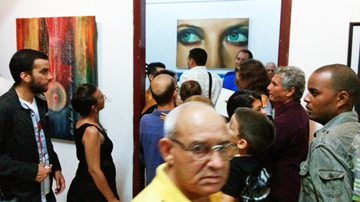 Salón, asistentes, obras de arte