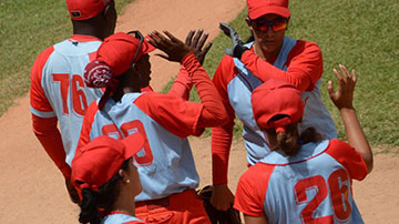 Juego de béisbol femenino