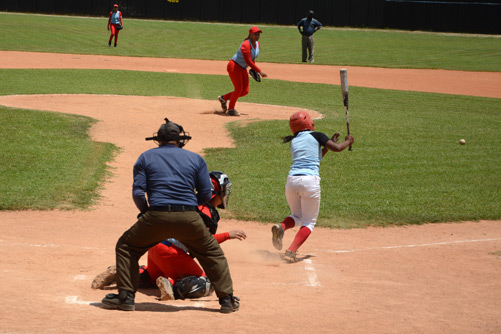 Juego de béisbol femenino