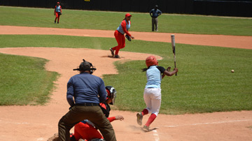 Juego de béisbol femenino