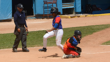 Juego de béisbol femenino