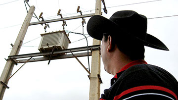 Hombre mirando transformador