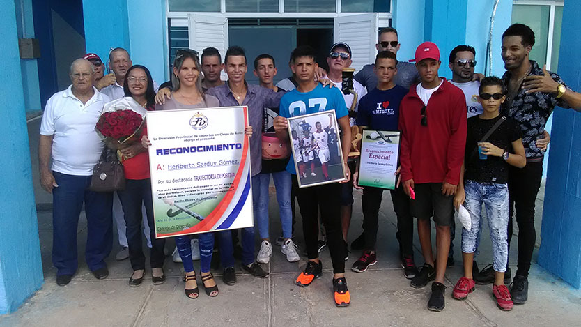 Heriberto Sarduy junto a familiares y amigos
