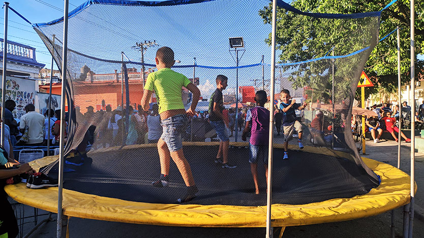 Niños saltando