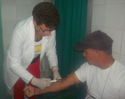 Deysi haciendo análisis