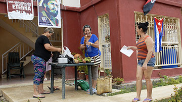 Mujeres preparan caldosa