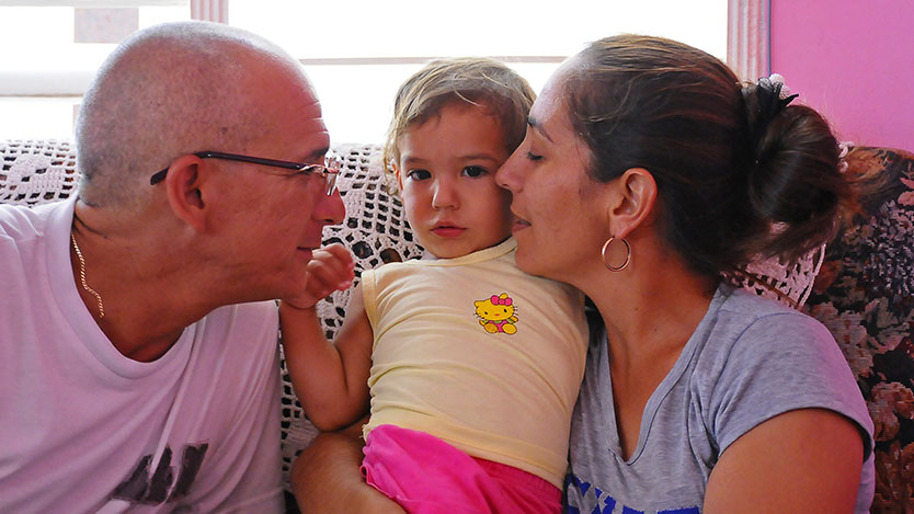 Ginelis y José Luis con su niña
