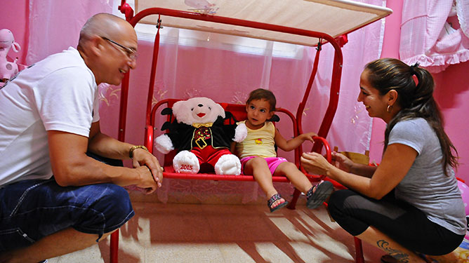 Ginelis y José Luis con niña