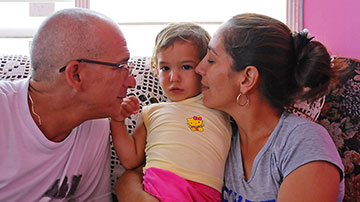 Ginelis y José Luis con su niña