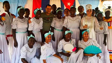 Israel y grupo danzario