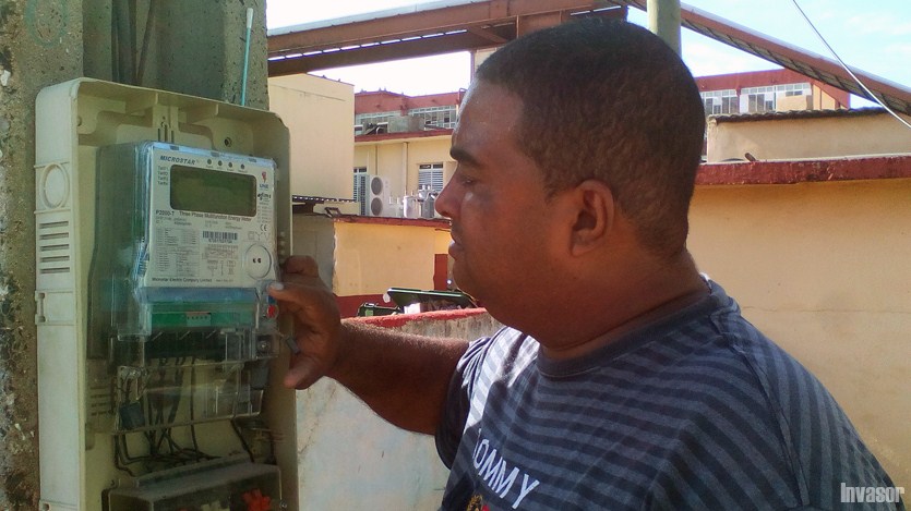 Hombre, contador eléctricidad