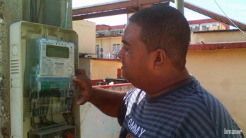 Hombre, contador eléctricidad