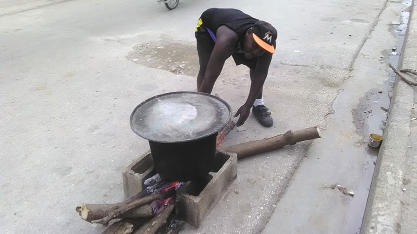 Hombre hace caldosa