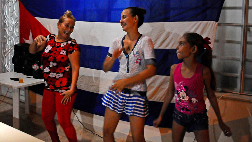 Mujeres bailan