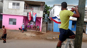 Joven adornando la cuadra
