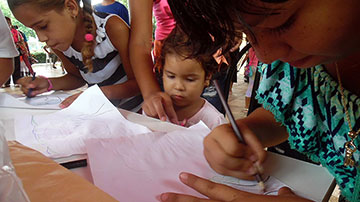 Niños dibujando