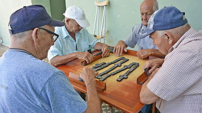 Abuelos juegan domino