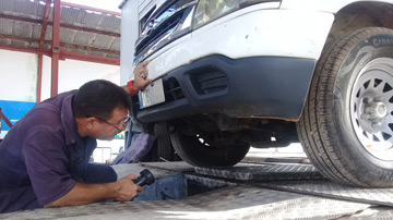 Hombre arreglando vehículo