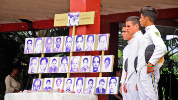 Estudiantes rinden tributo 