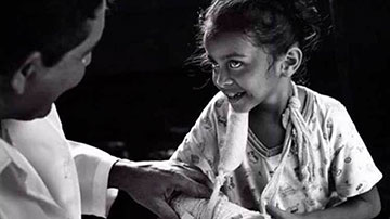 Médico, paciente infantil