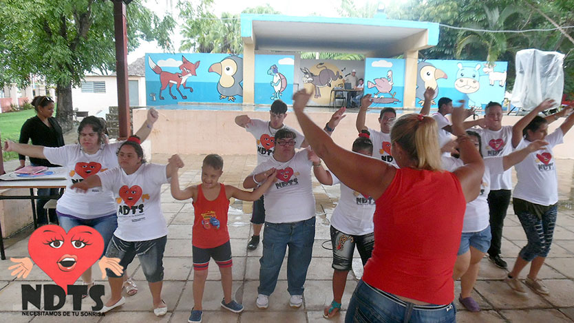 Niños bailan