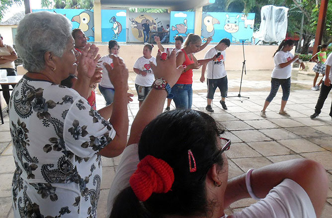 Niños bailan