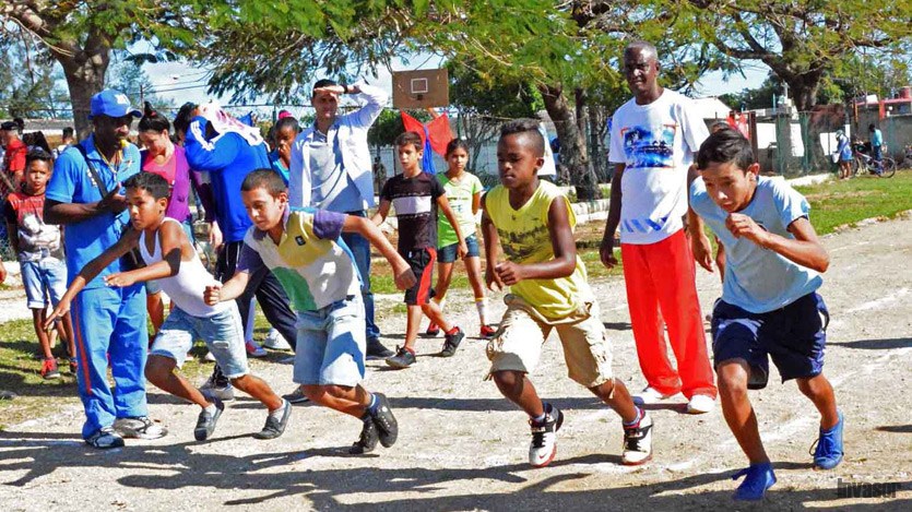 Niños corriendo